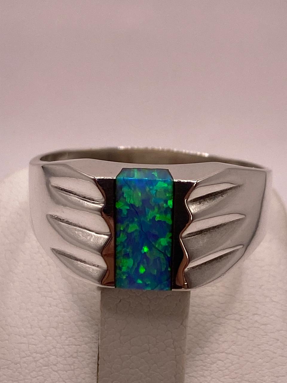 Anillo Tipo Sello con Ópalo de Fuego Azul‑verde en Plata .925, vista superior