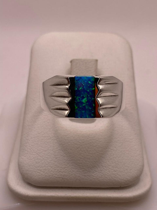Anillo Tipo Sello con Ópalo de Fuego Azul‑verde en Plata .925 en báscula mostrando peso