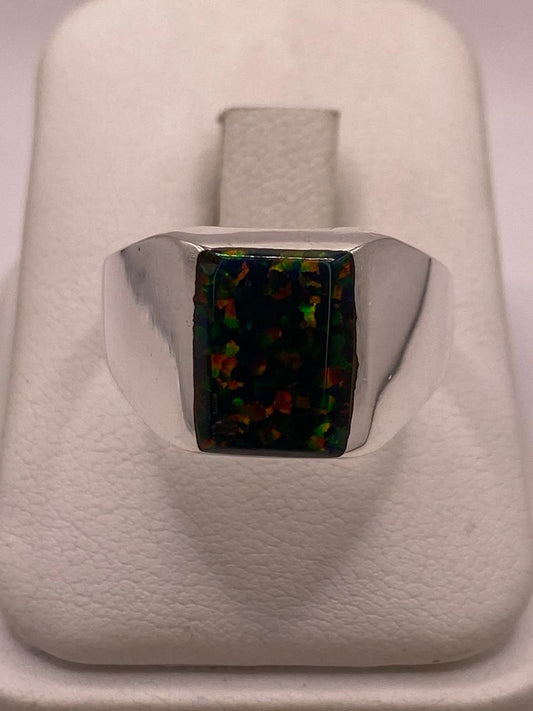 Anillo Tipo Sello con Ópalo de Fuego Multicolor en Plata .925 en báscula mostrando peso
