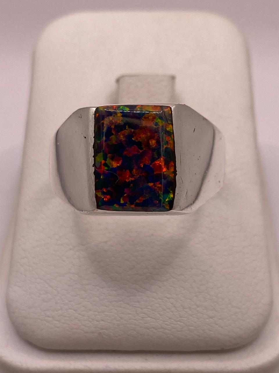 Anillo Tipo Sello con Ópalo de Fuego en Plata .925 en báscula mostrando peso