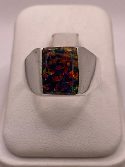 Anillo Tipo Sello con Ópalo de Fuego en Plata .925 en báscula mostrando peso