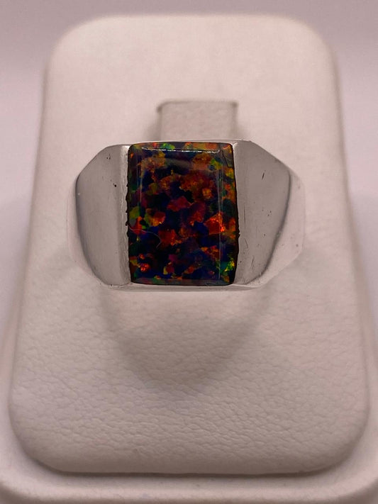 Anillo Tipo Sello con Ópalo de Fuego en Plata .925 en báscula mostrando peso