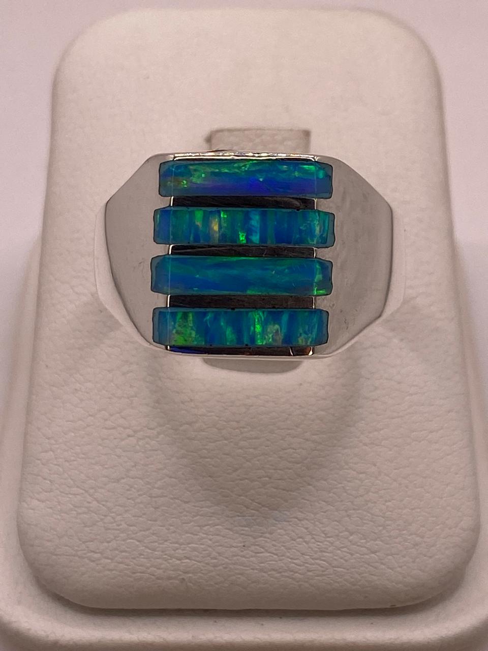 Anillo Tipo Sello con Ópalo de Fuego en Plata .925, vista de detalle