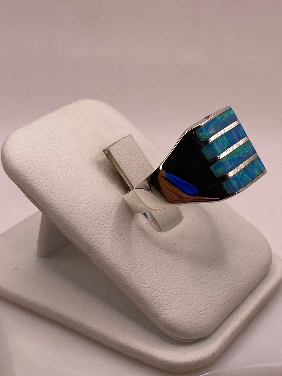 Anillo Tipo Sello con Ópalo de Fuego en Plata .925, vista lateral