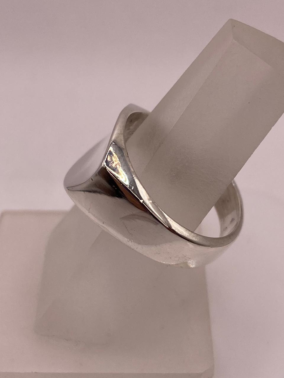 Anillo Tipo Sello Ovalado Liso en Plata .925, vista de detalle