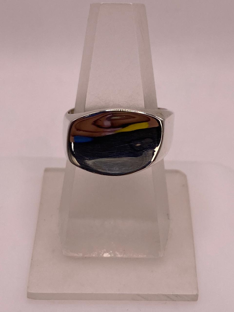 Anillo Tipo Sello Ovalado Liso en Plata .925 en báscula mostrando peso