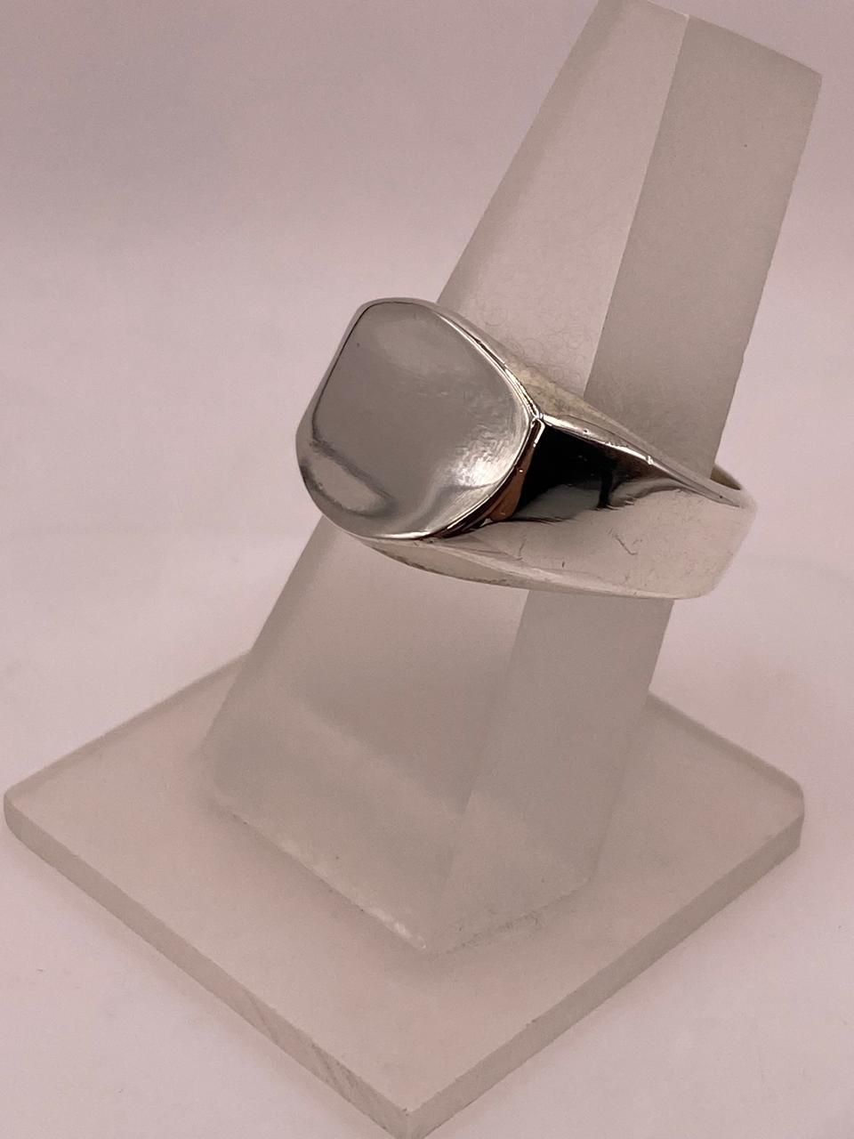 Anillo Tipo Sello Ovalado Liso en Plata .925, vista frontal