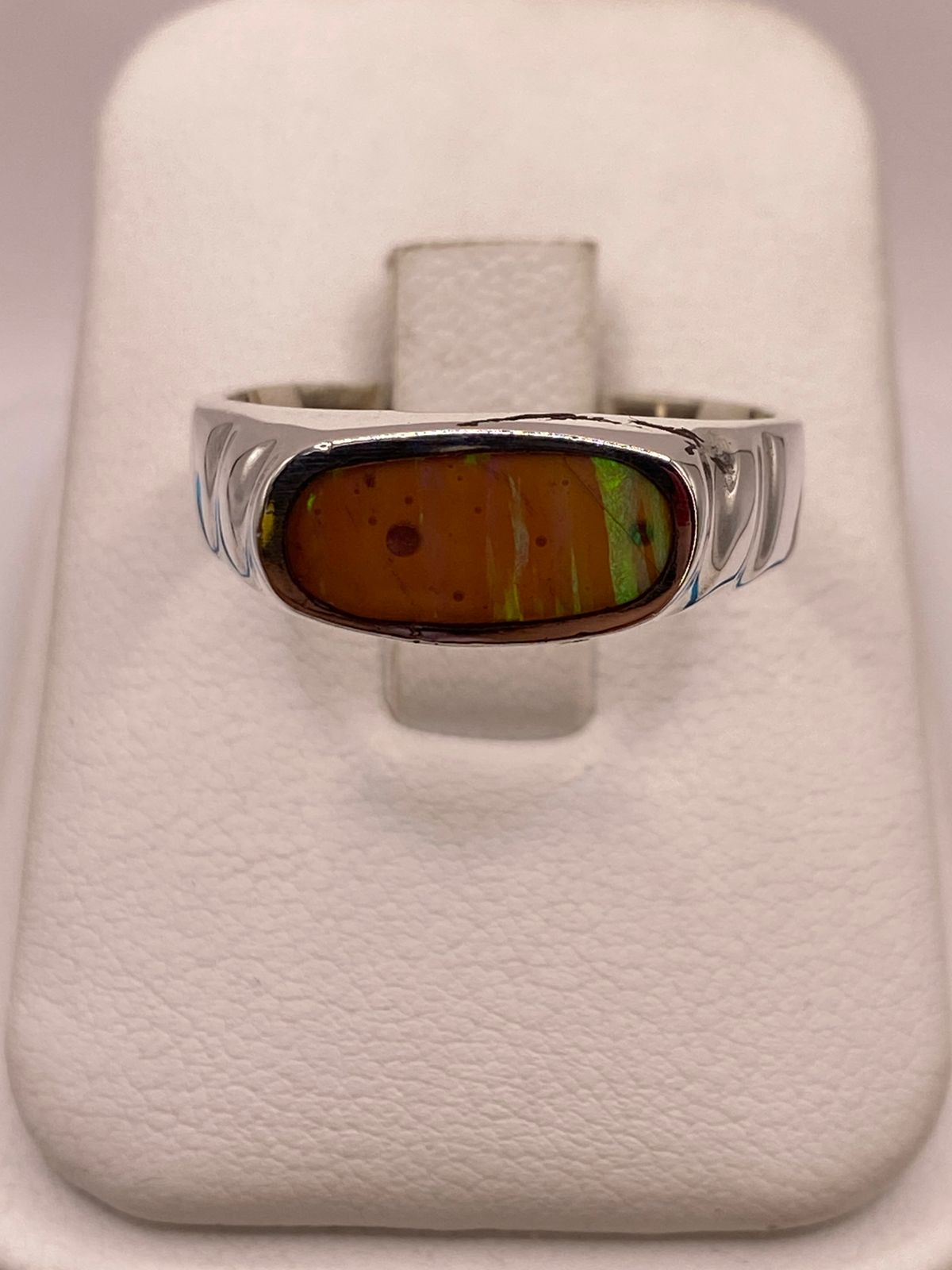 Anillo Tipo Sello de Plata Ley 925 con Ópalo de Fuego — ángulo diagonal