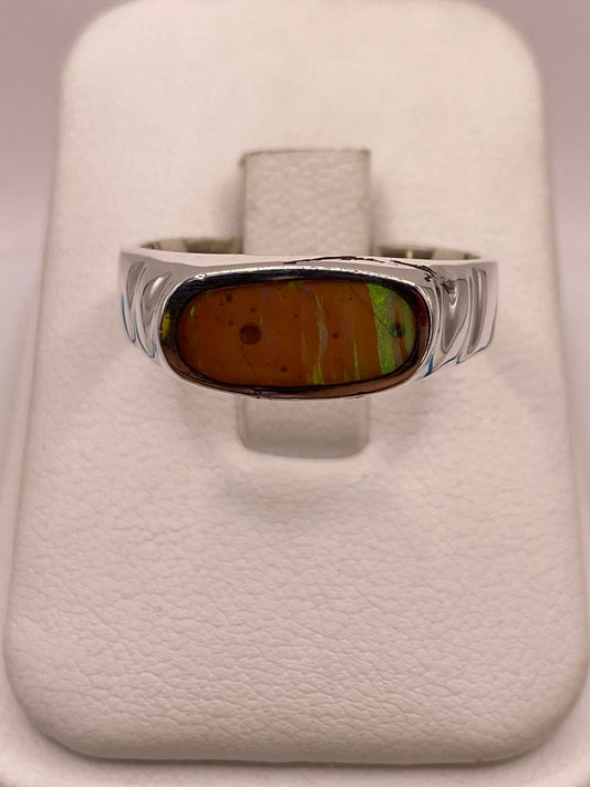 Anillo Tipo Sello de Plata Ley 925 con Ópalo de Fuego — ángulo diagonal