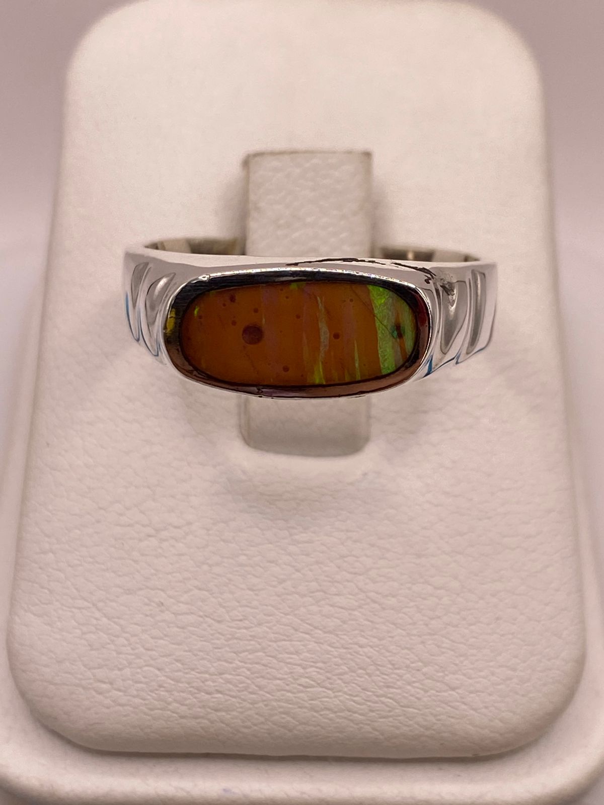 Anillo Tipo Sello de Plata Ley 925 con Ópalo de Fuego, vista lateral