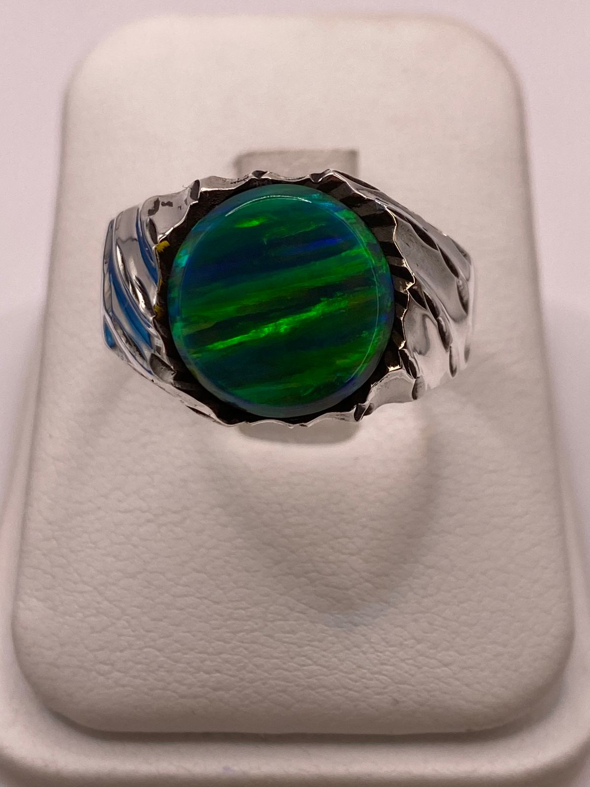 Anillo Tipo Sello Plata Ley 950 con Ópalo de Fuego — ángulo diagonal