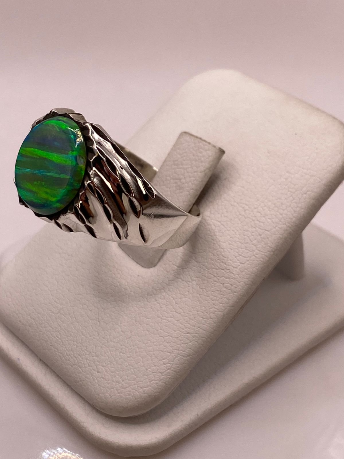 Anillo Tipo Sello Plata Ley 950 con Ópalo de Fuego, vista frontal