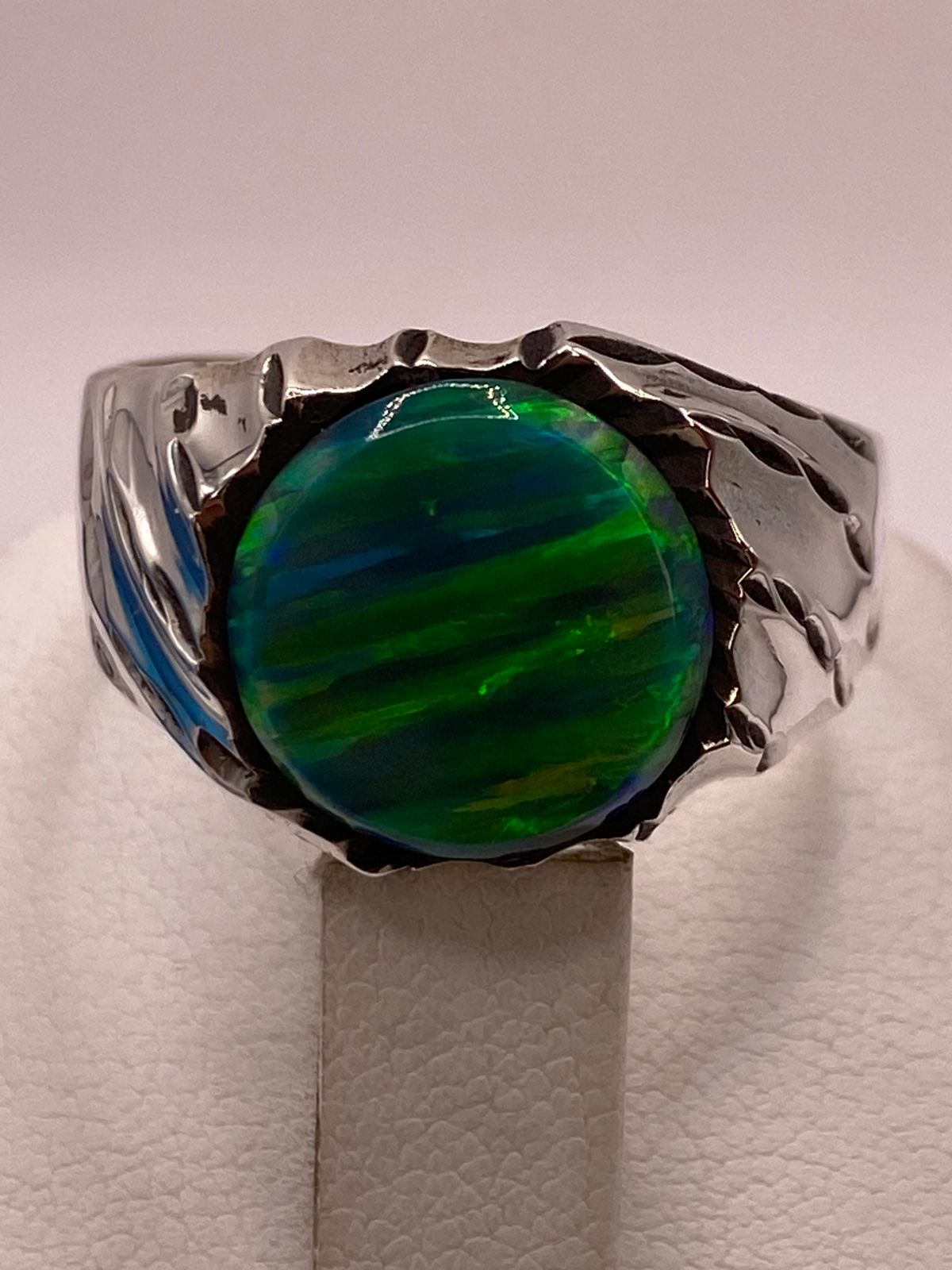 Anillo Tipo Sello Plata Ley 950 con Ópalo de Fuego, vista de detalle