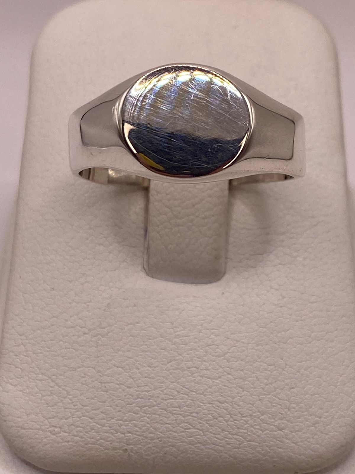 Anillo Tipo Sello Redondo Liso en Plata .925 — ángulo diagonal