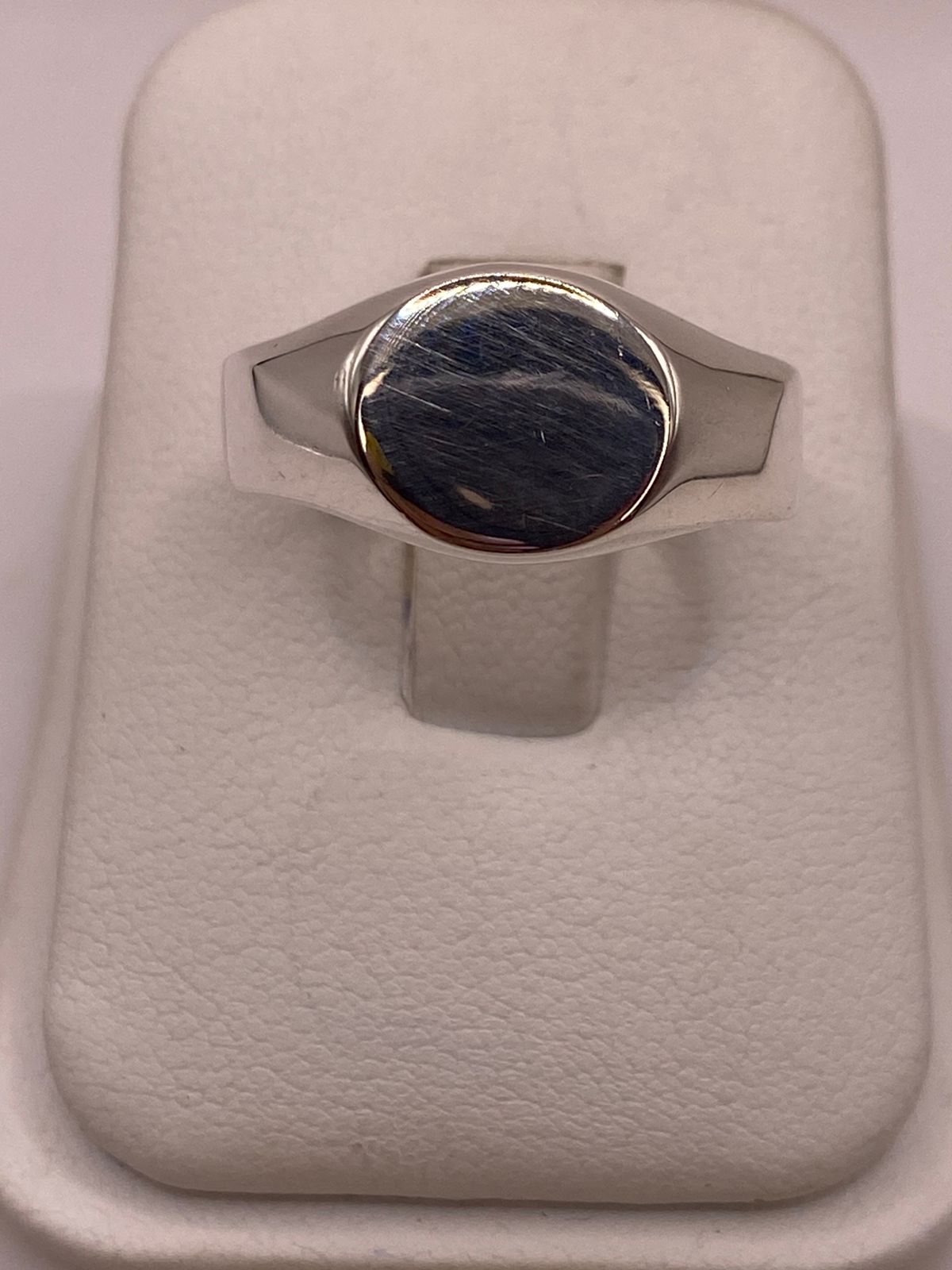 Anillo Tipo Sello Redondo Liso en Plata .925, vista lateral