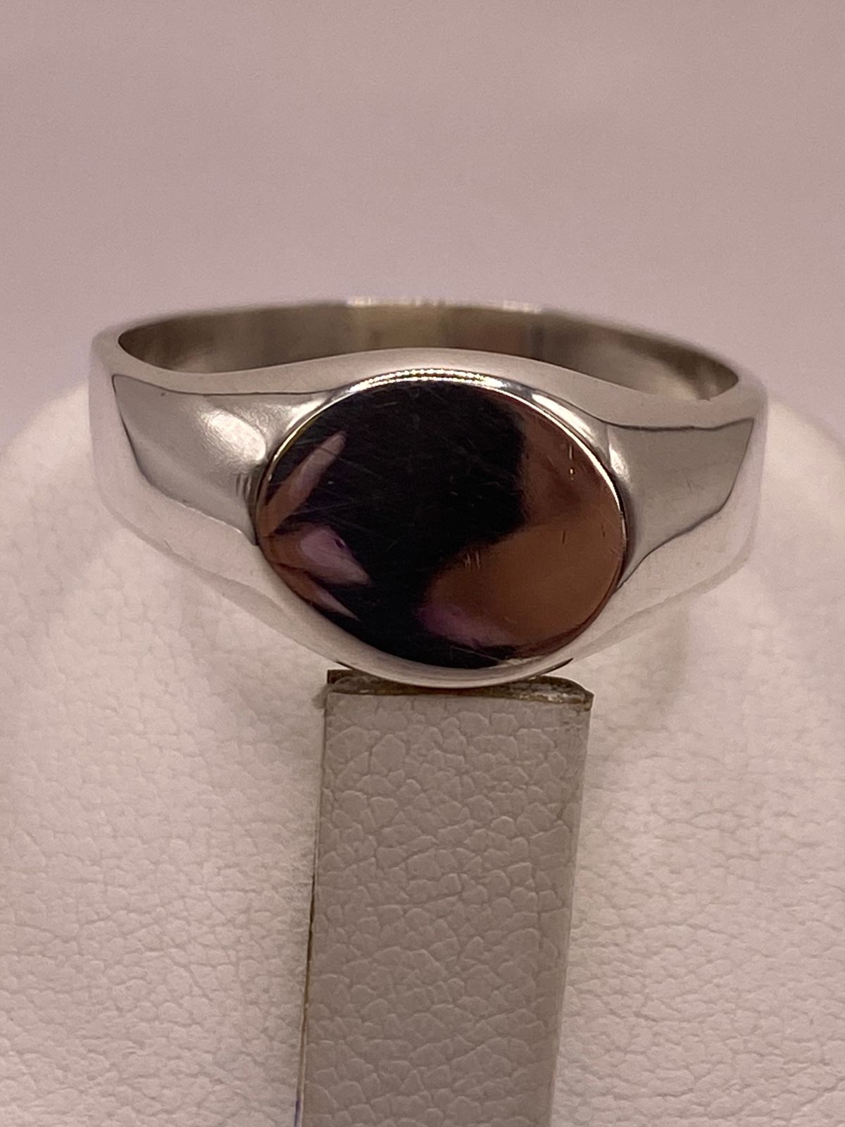 Anillo Tipo Sello Redondo Liso en Plata .925, vista de detalle