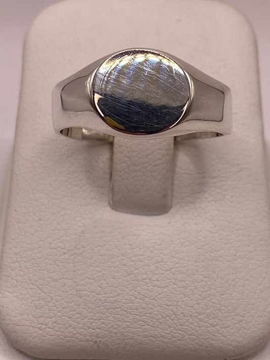 Anillo Tipo Sello Redondo Liso en Plata .925 — ángulo diagonal