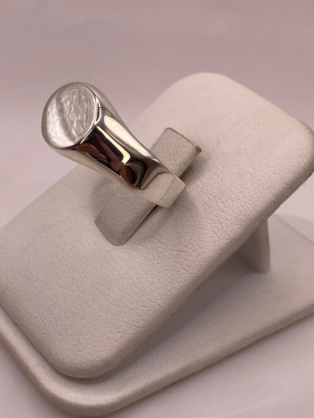 Anillo Tipo Sello Redondo Liso en Plata .925, vista lateral