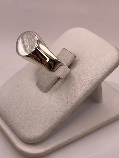 Anillo Tipo Sello Redondo Liso en Plata .925, vista lateral