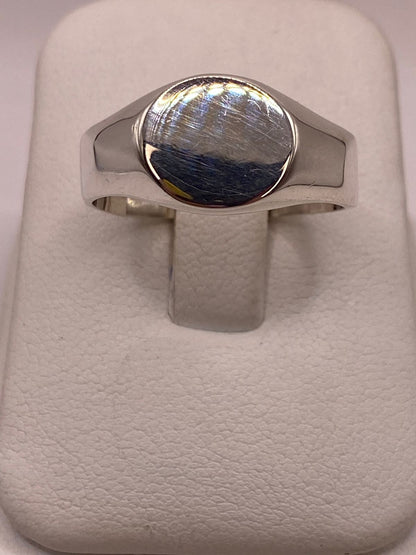 Anillo Tipo Sello Redondo Liso en Plata .925 — ángulo diagonal