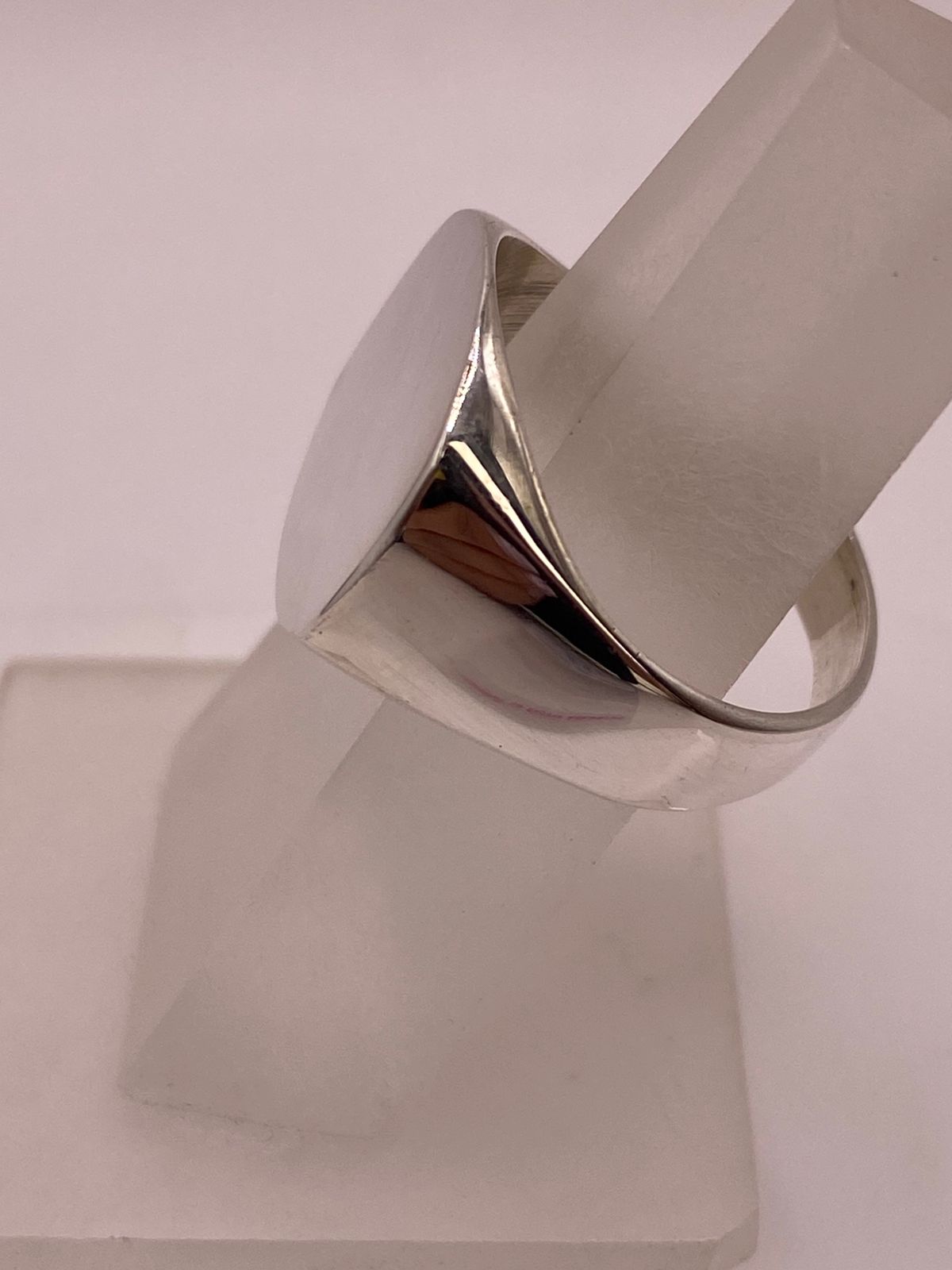 Anillo Tipo Sello Redondo en Plata .925, vista lateral