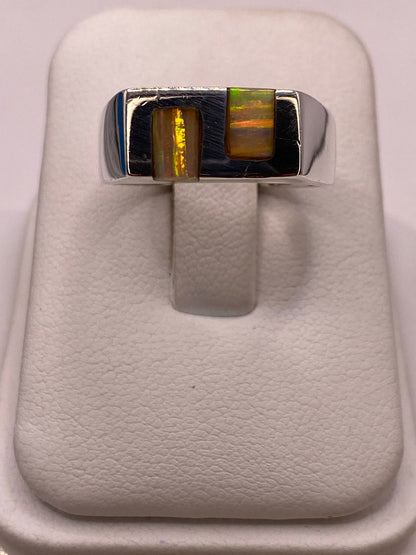 Anillo Tipo Sello en Plata Ley 925 con Ópalo de Fuego en báscula mostrando peso