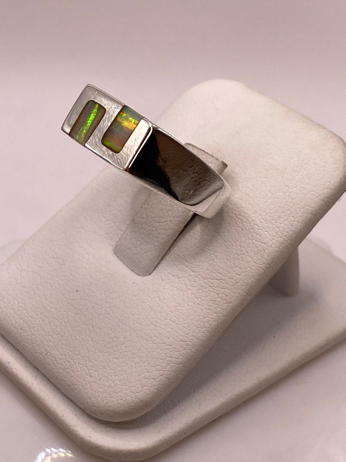 Anillo Tipo Sello en Plata Ley 925 con Ópalo de Fuego, vista frontal