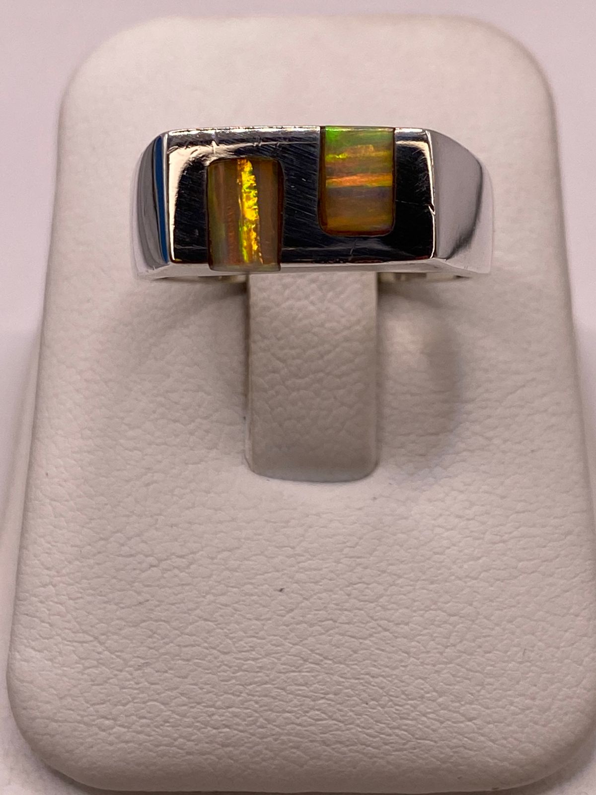 Anillo Tipo Sello en Plata Ley 925 con Ópalo de Fuego, vista lateral