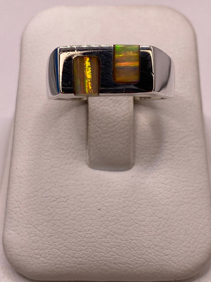 Anillo Tipo Sello en Plata Ley 925 con Ópalo de Fuego, vista lateral