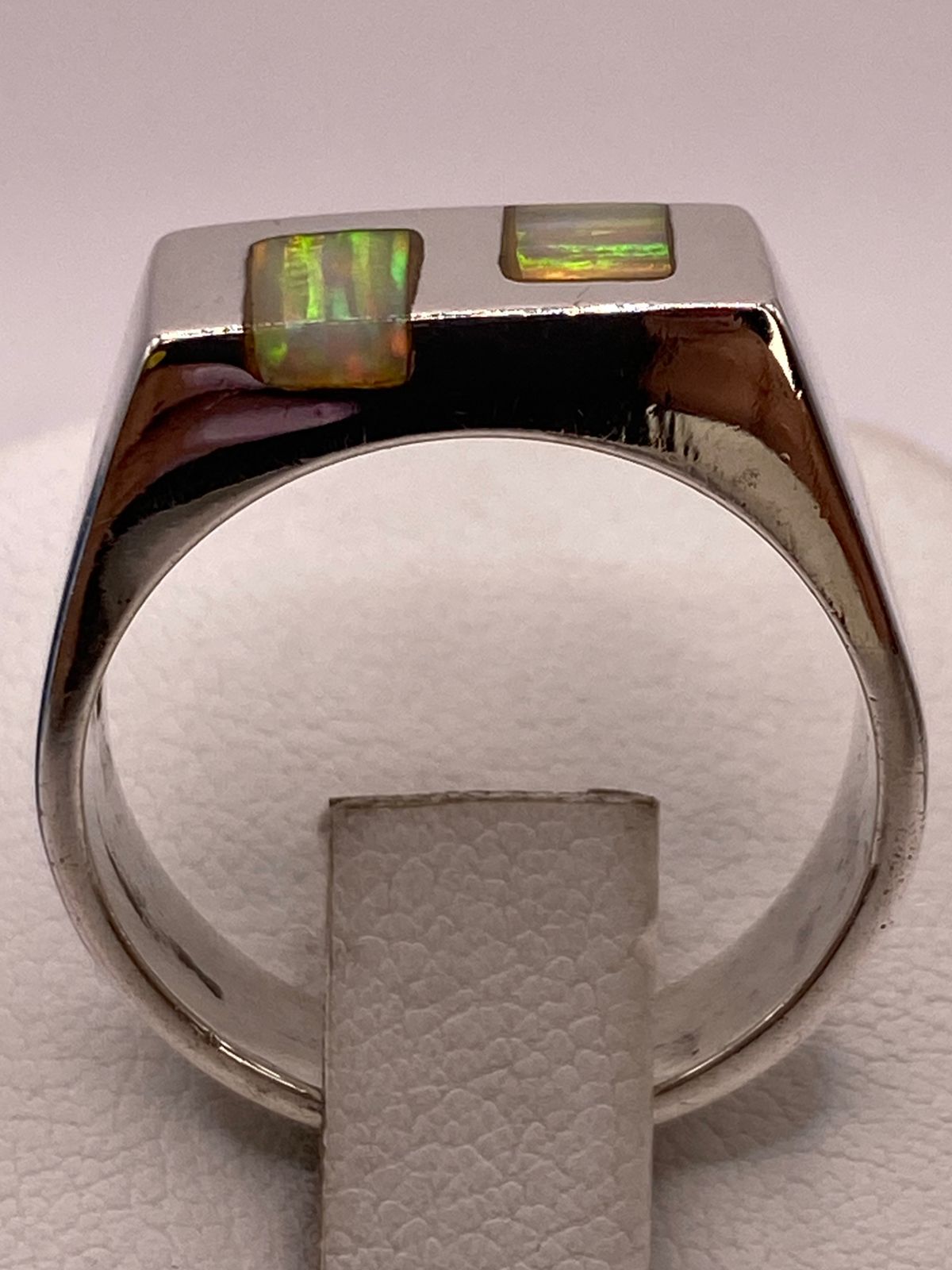 Anillo Tipo Sello en Plata Ley 925 con Ópalo de Fuego, vista de detalle