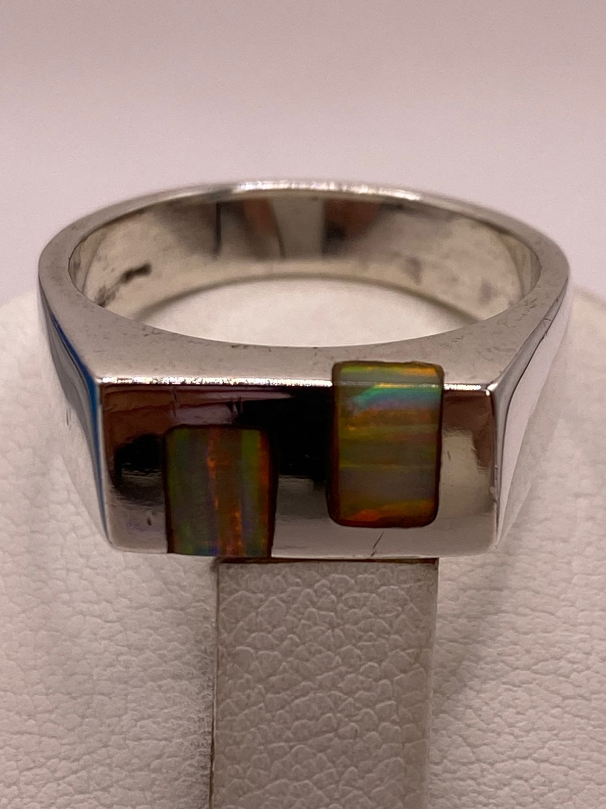 Anillo Tipo Sello en Plata Ley 925 con Ópalo de Fuego, vista superior