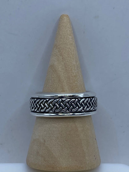 Anillo Trenzado de Plata 925 con Diseño Entrelazado, vista lateral