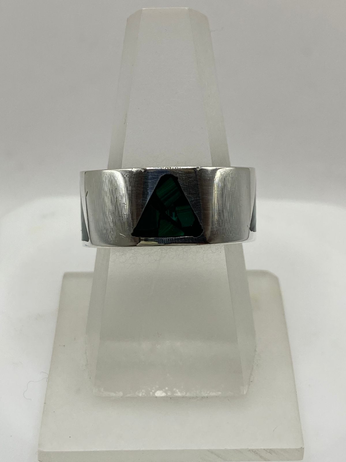 Anillo Triángulo en Plata .925 con Malaquita Natural, vista frontal