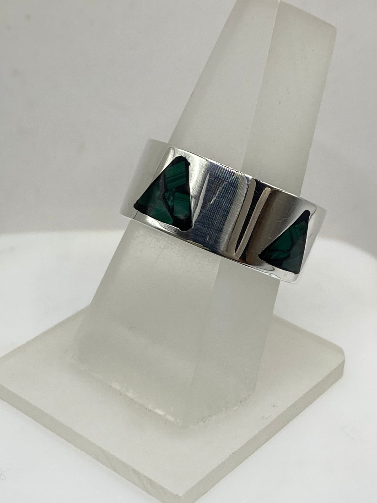 Anillo Triángulo en Plata .925 con Malaquita Natural, vista lateral