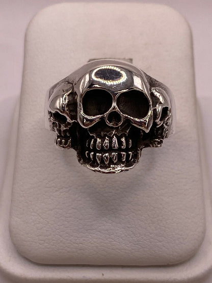 Anillo Triple Calavera de Plata Ley .925 en báscula mostrando peso