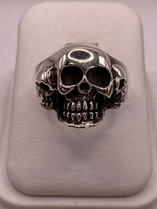 Anillo Triple Calavera de Plata Ley .925 en báscula mostrando peso