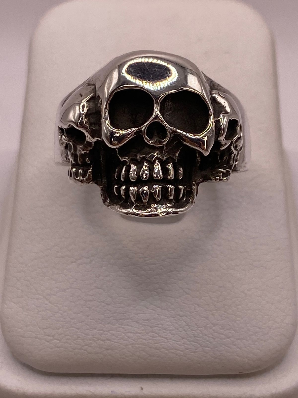 Anillo Triple Calavera de Plata Ley .925, vista de detalle