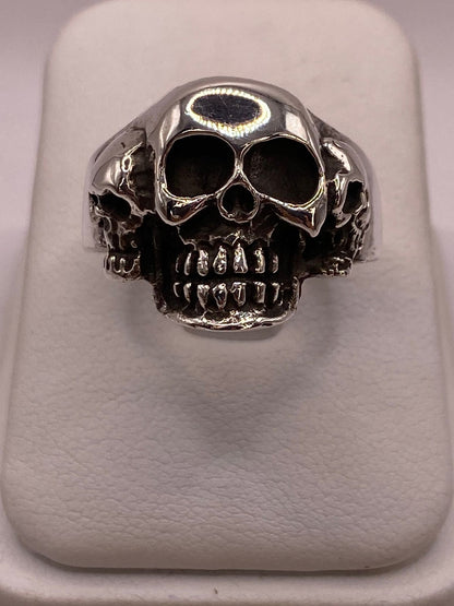 Anillo Triple Calavera de Plata Ley .925, vista de detalle