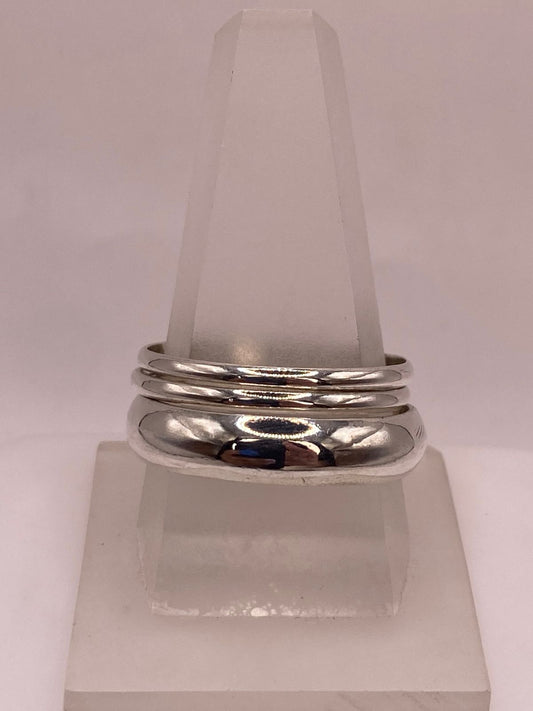 Anillo Triple Entrelazado de Argollas Lisas en Plata .925 en báscula mostrando peso