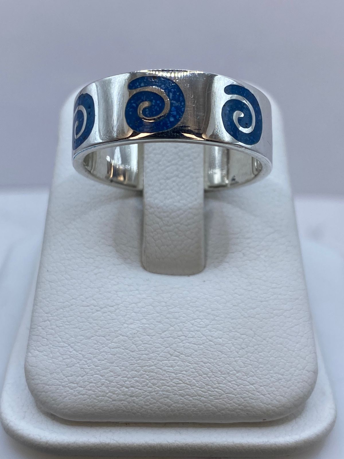 Anillo Turquesa con Espirales Caladas en Plata .925, vista frontal