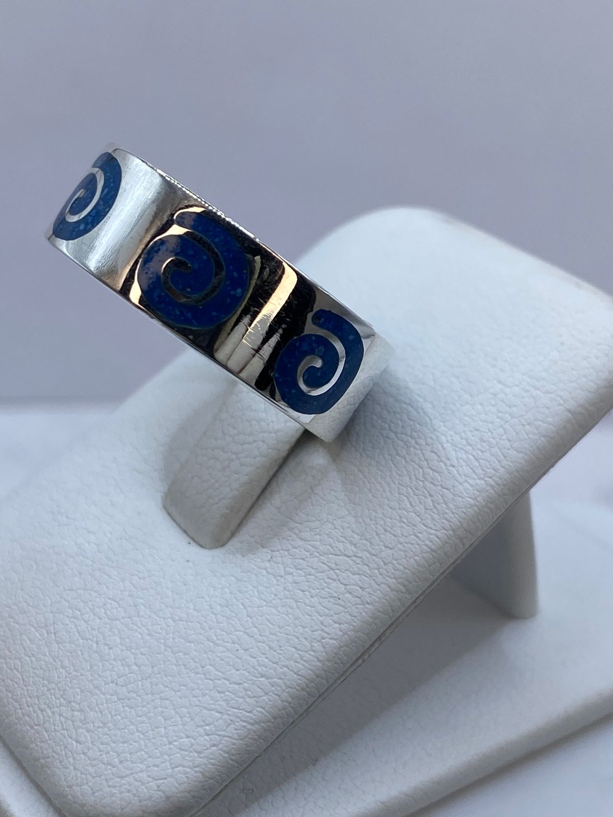 Anillo Turquesa con Espirales Caladas en Plata .925, vista lateral