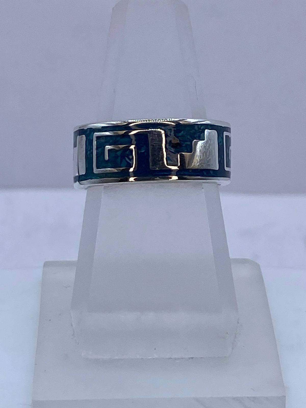 Anillo de Turquesa en Plata .925 – Greca Clásica con Fuerza Contemporánea — vista lateral