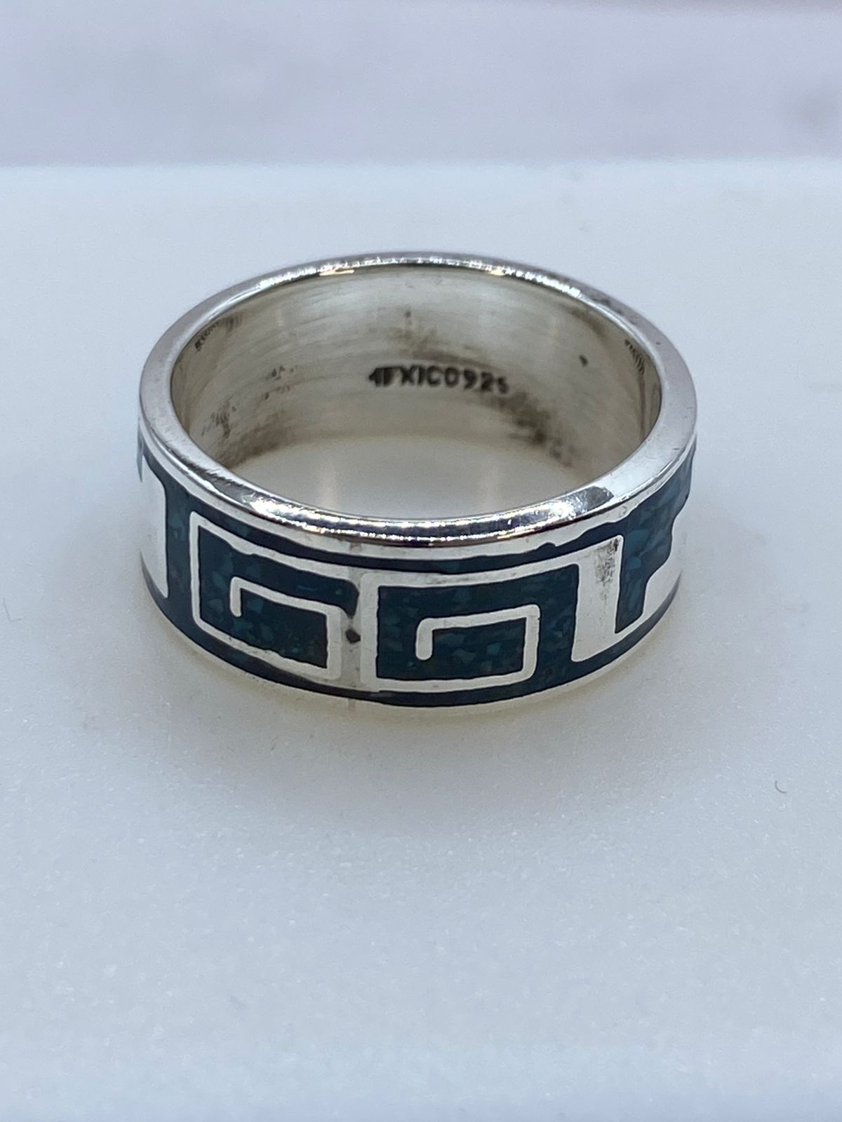 Anillo de Turquesa en Plata .925 – Greca Clásica con Fuerza Contemporánea, sello de autenticidad Plata Ley .925