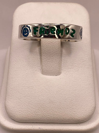 Anillo “friends” de Plata .925 con Incrustaciones — ángulo diagonal