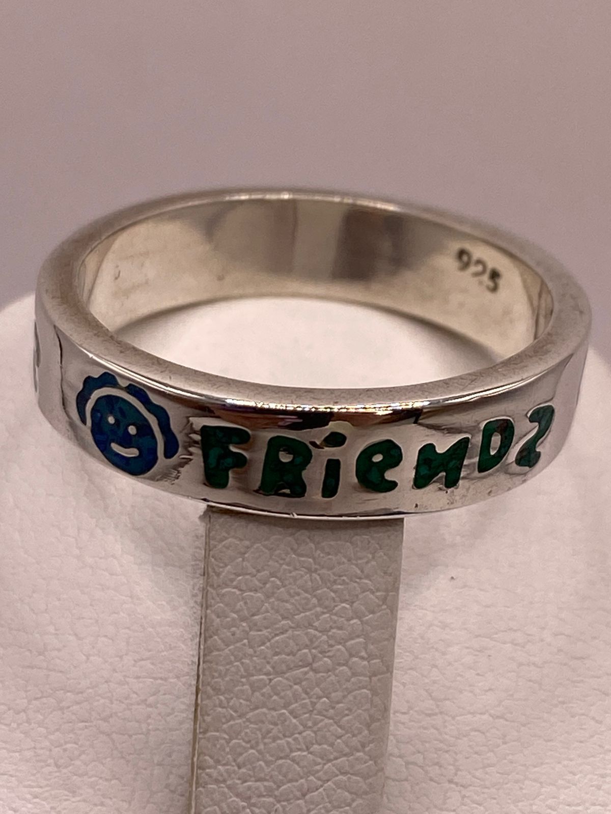 Anillo “friends” de Plata .925 con Incrustaciones, vista de detalle