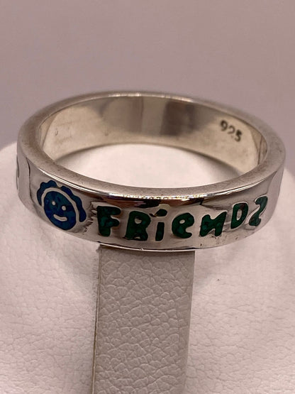Anillo “friends” de Plata .925 con Incrustaciones, vista de detalle