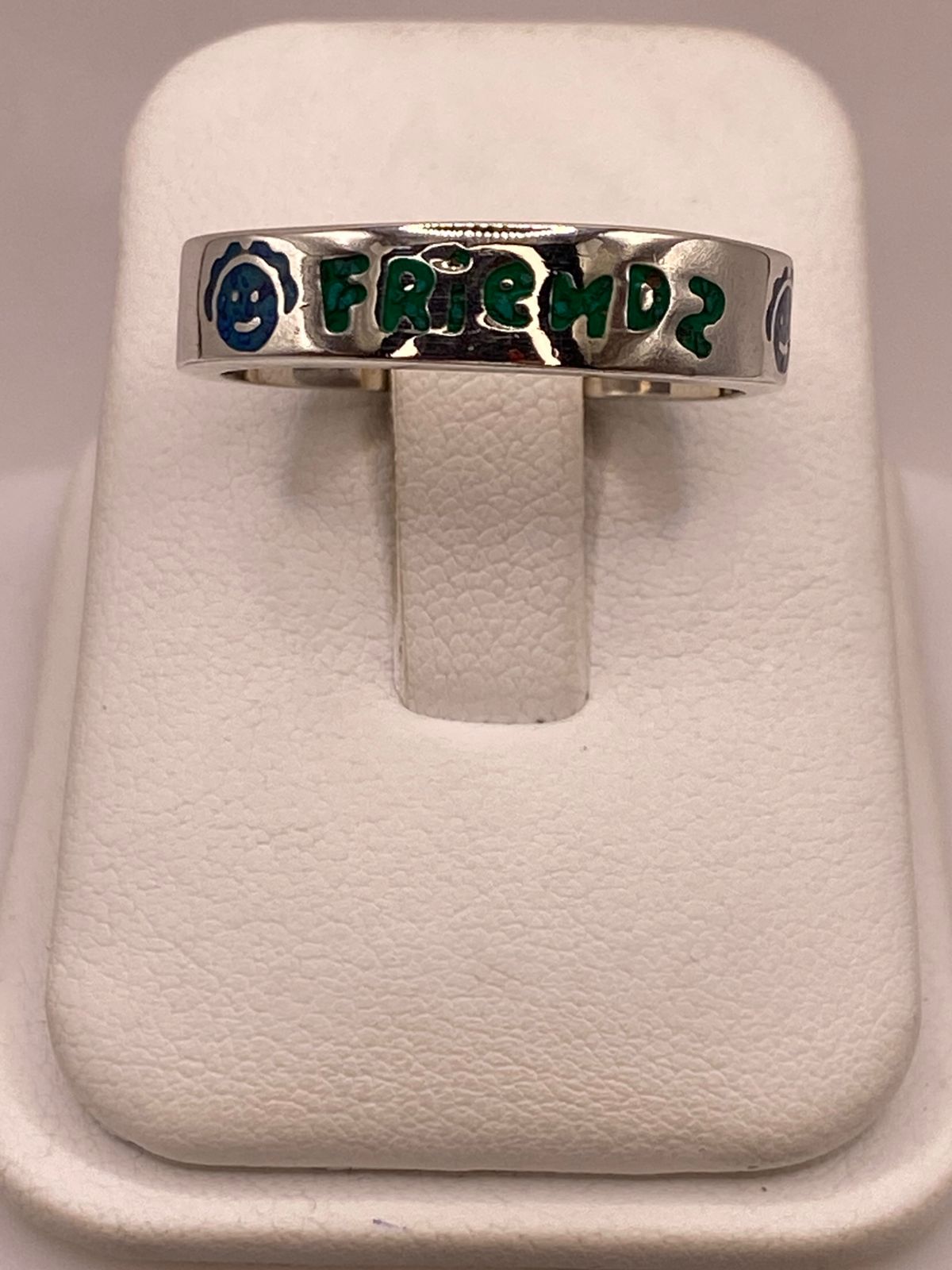 Anillo “friends” de Plata .925 con Incrustaciones, vista frontal