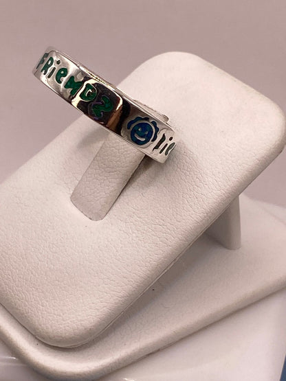 Anillo “friends” de Plata .925 con Incrustaciones, vista lateral