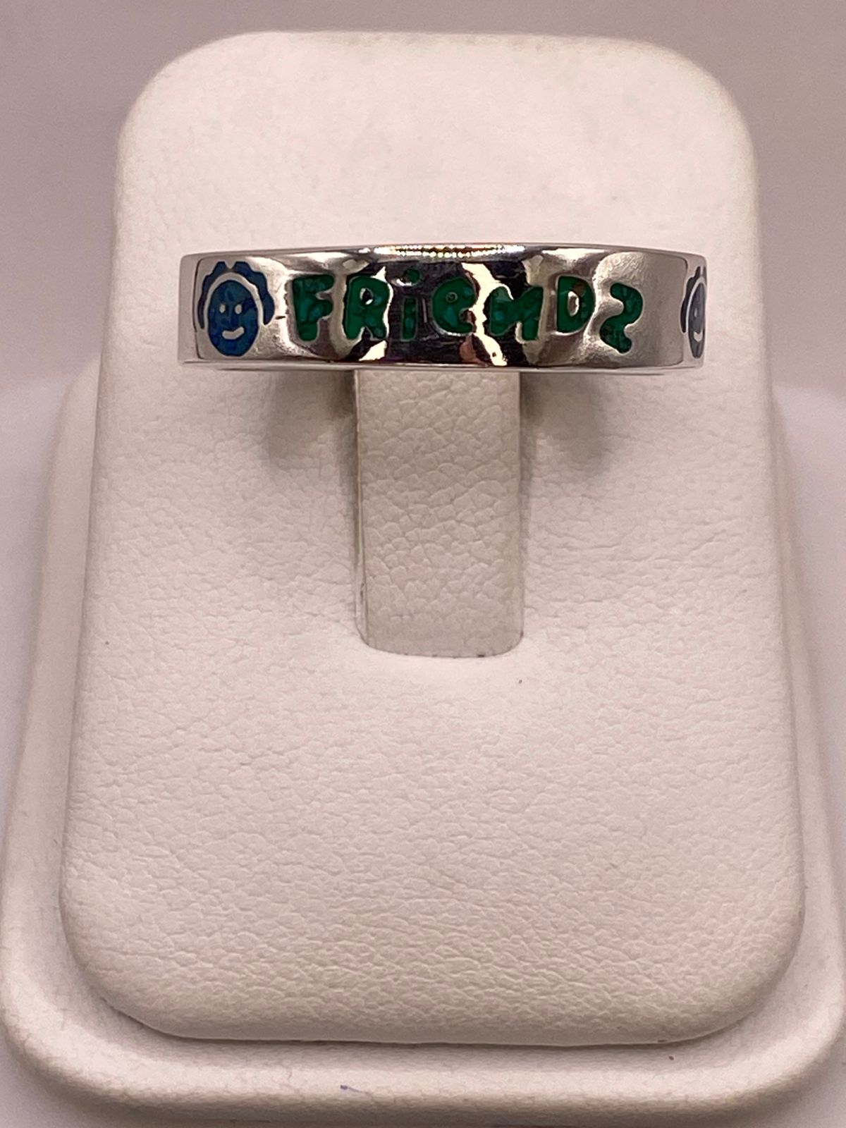 Anillo “friends” de Plata .925 con Incrustaciones — ángulo diagonal