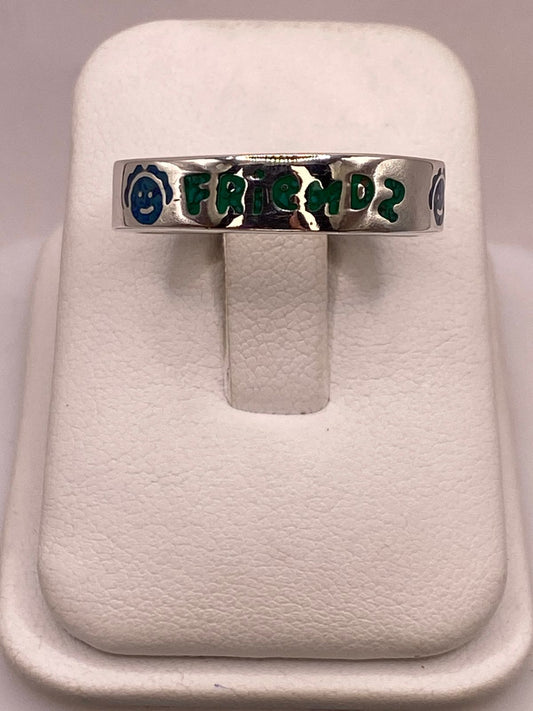 Anillo “friends” de Plata .925 con Incrustaciones — ángulo diagonal